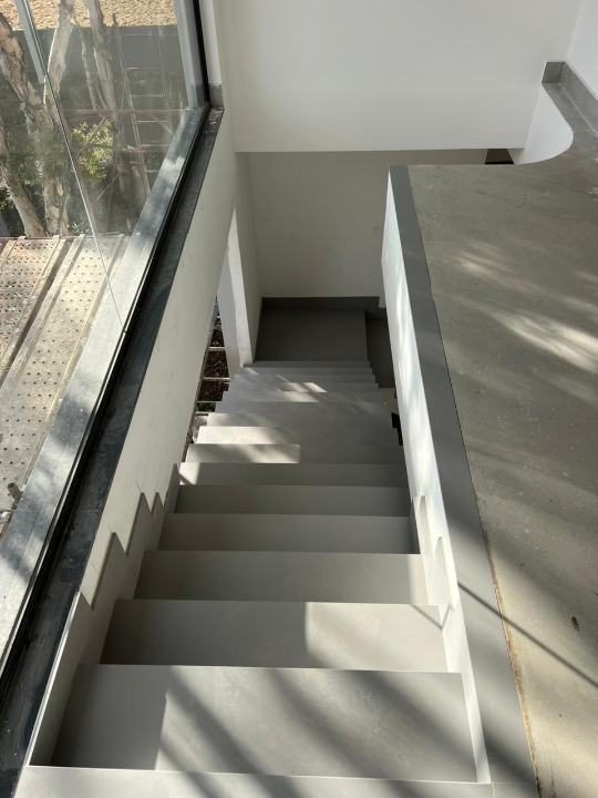 Escada residencial revestida em lâmina sinterizada — Fatto di Pietra