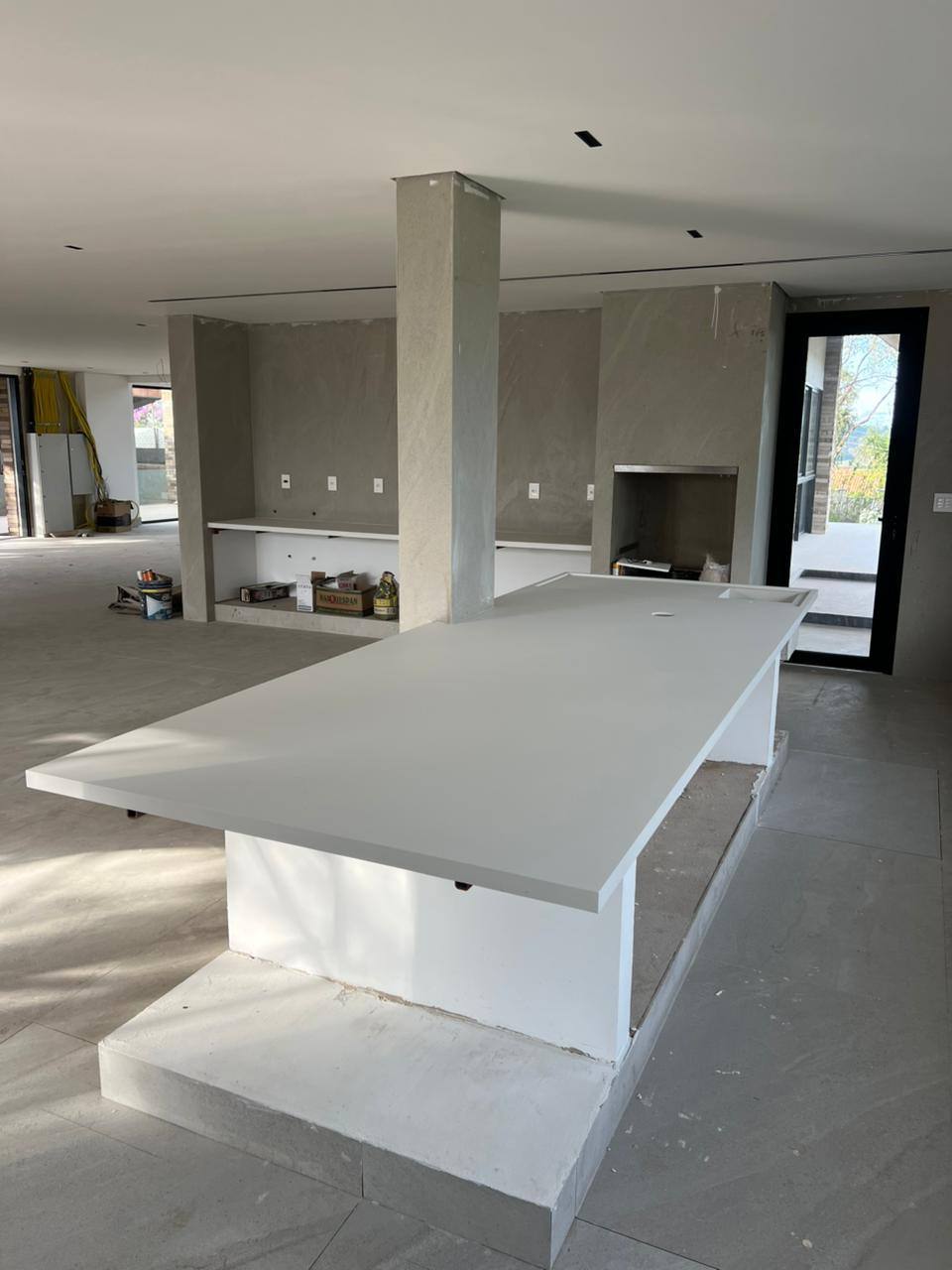 Bancada de cozinha revestida com lâmina sinterizada em projeto residencial de alto padrão em São Paulo