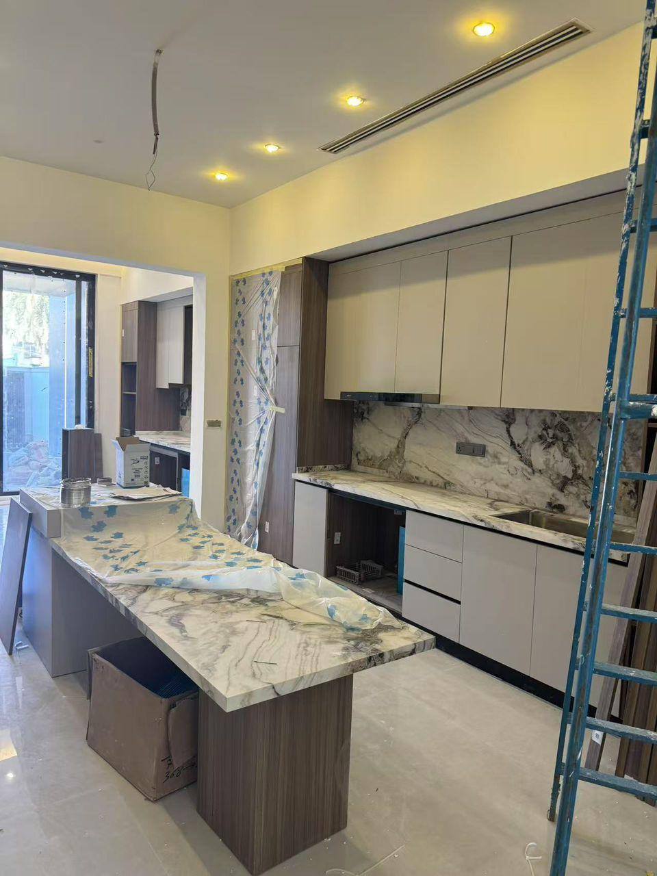 Lâmina sinterizada Fatto di Pietra aplicada em projeto de alto padrão em São Paulo — bancada de mármore com veios naturais